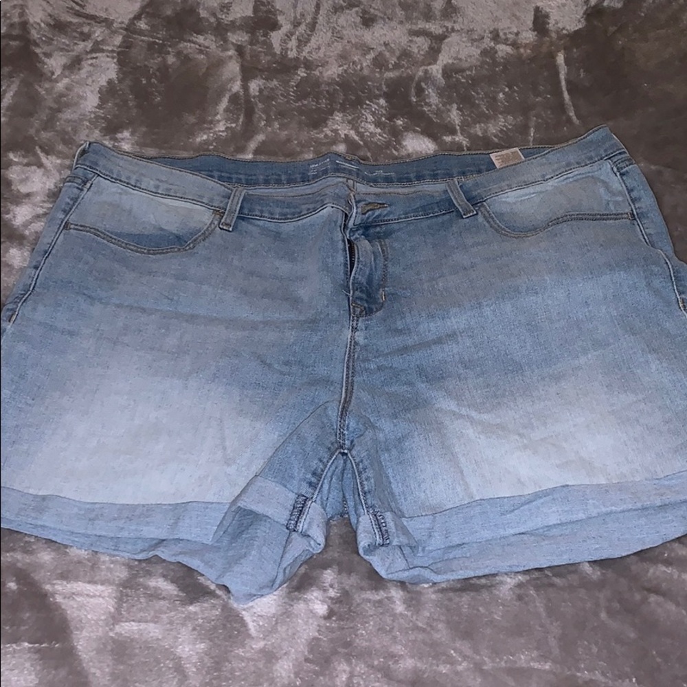 Light wash cuffed denim shorts